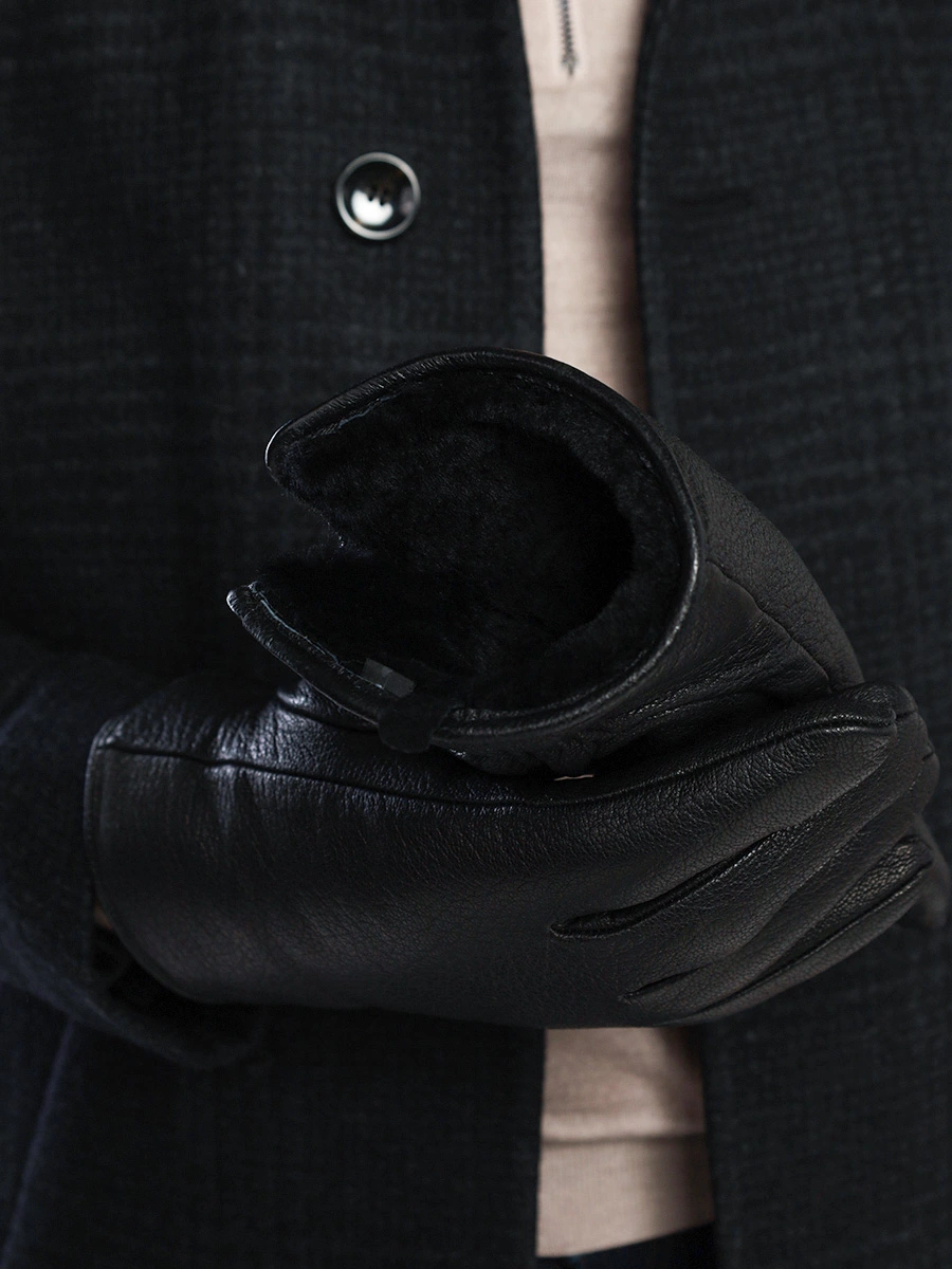 Перчатки черного цвета с декоративной строчкой